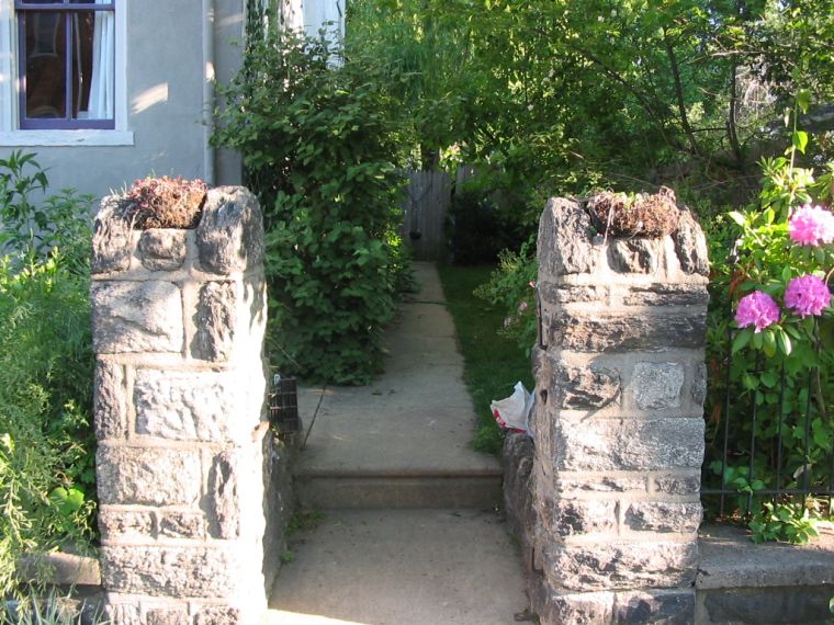 Entrance to side yard